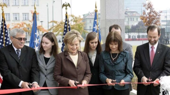 Na današnji dan  Hillary Clinton otvorila je novu zgradu Ambasade SAD u Sarajevu